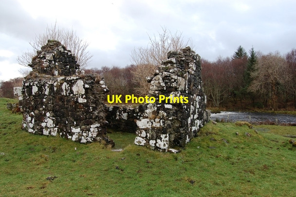 Photo 6"x4" Chapel on Saint Columba's Isle Carbost\/NG4248 c2007