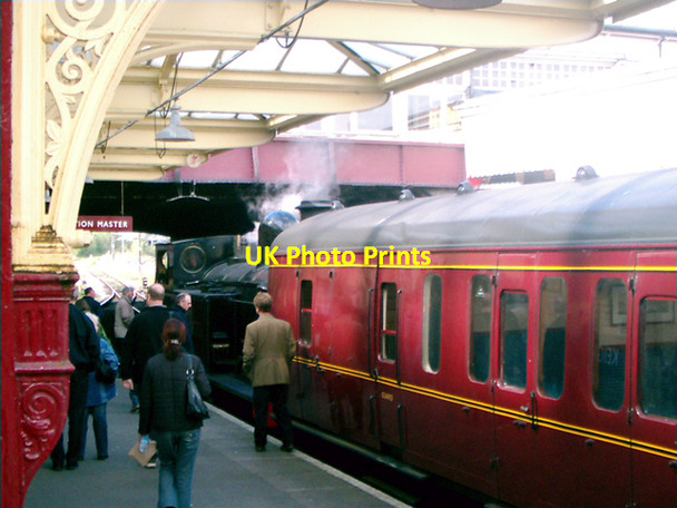 Photo 6"x4" Steam Train at Keighley Railway Station Keighley c2005