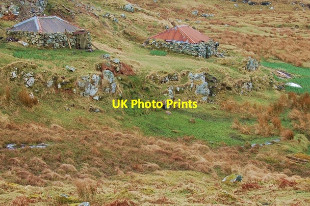 Photo 6"x4" Ancient buildings on Scalpaigh \u00c0ird Adhanais c2007
