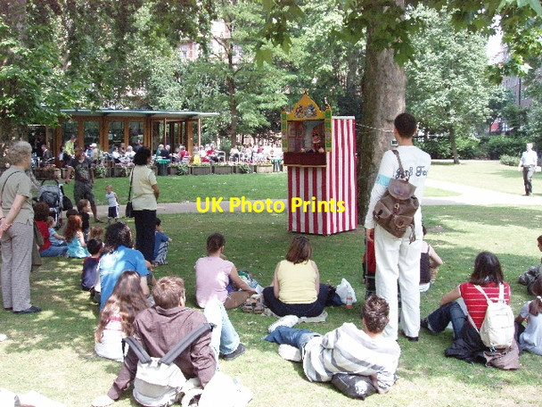 Photo 6"x4" Punch and Judy spectators, Russell Square London c2007
