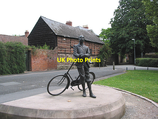 Photo 6"x4" Statue of Elgar, Cathedral Close, Hereford Hereford c2007