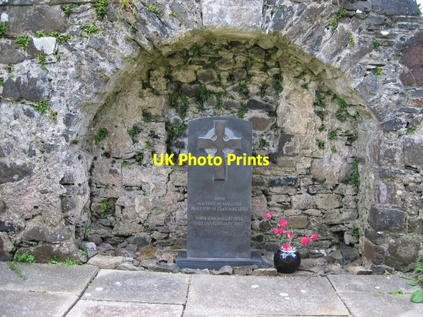 Photo 6"x4" Grave of John Macleod of Macleod Dunvegan c2007