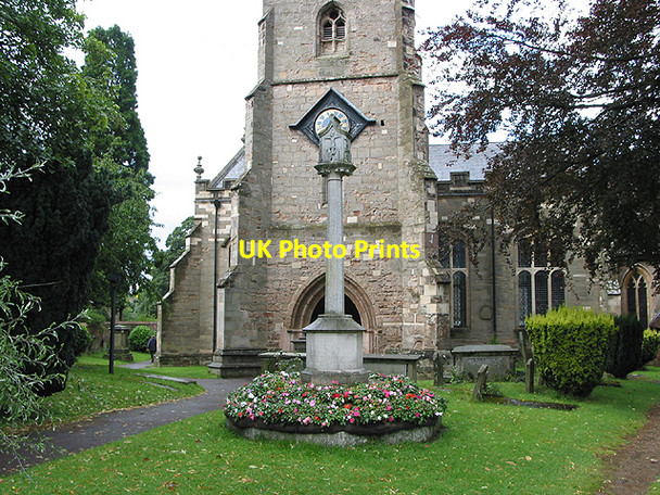 Photo 6"x4" War memorial in St. Mary's churchyard, Newent Newent c2007