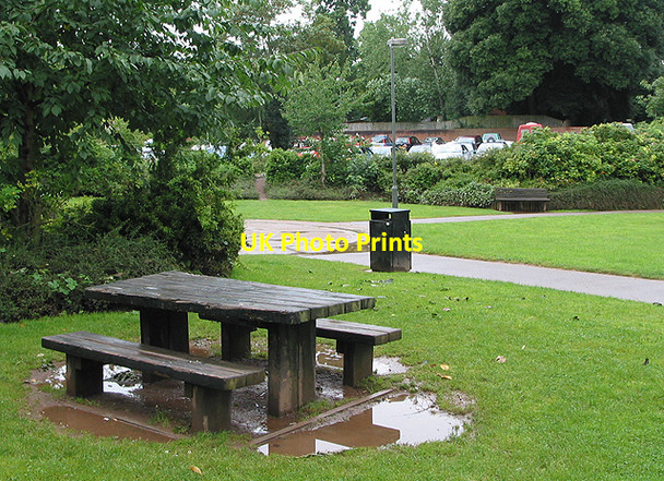 Photo 6"x4" Picnic spot in Newent Lake Park Newent c2007
