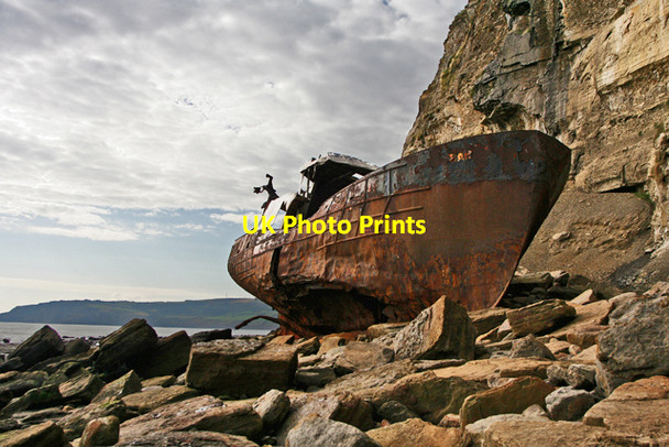 Photo 6"x4" Wrecked boat Robin Hood's Bay\/NZ9505 c2007