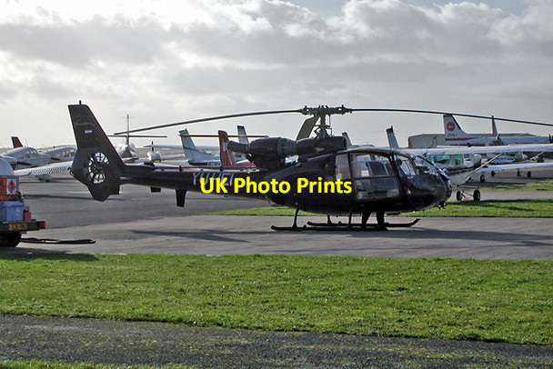 Photo 6"x4" Blackpool Airport Squires Gate c2004