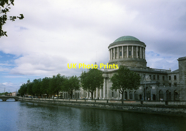 Photo 6"x4" Four Courts  the River Liffey Dublin\/O1534 c2007