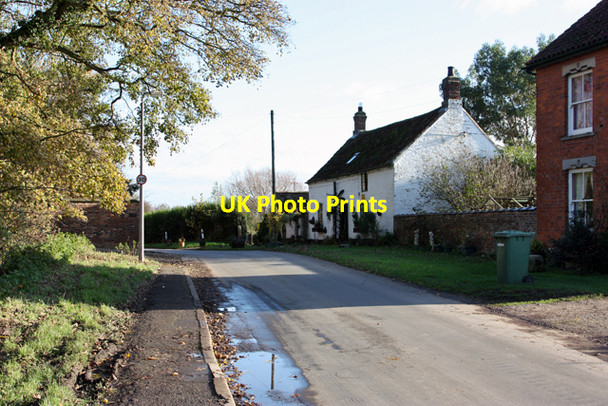 Photo 6"x4" A white cottage, Watton Carrs Beswick\/TA0148 c2008