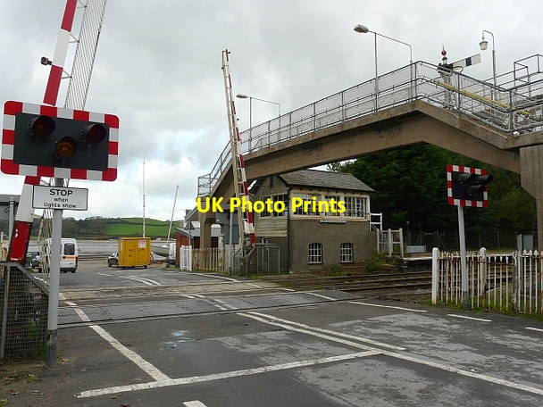 Photo 6"x4" Level crossing and signal box, Ferryside Ferryside c2008