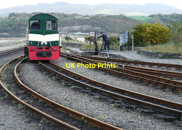 Photo 6"x4" Changing the points Porthmadog c2007