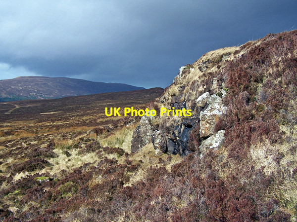 Photo 6"x4" Craggy outcrop on Sr\u00c3\u00b2n nan Aighean Bay\/NG2653 c2009