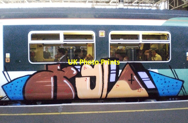 Photo 6"x4" Vandalised train, London Bridge Railway Station London c2008