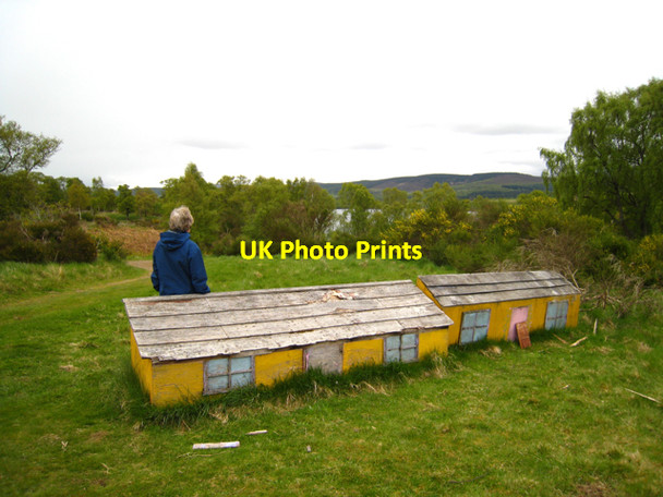 Photo 6"x4" Loch Kinord: wee houses Ordie\/NJ4501 c2009