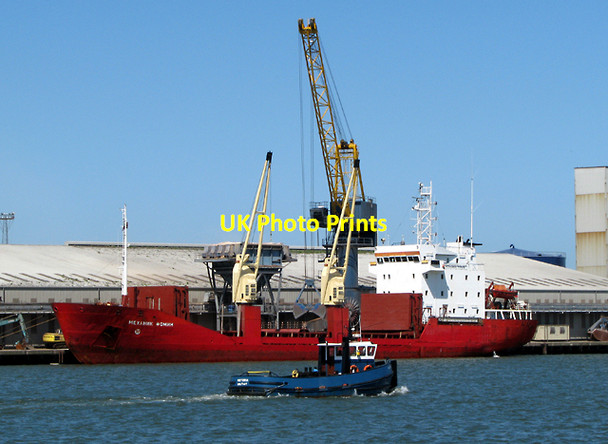 Photo 6"x4" Ship and tug at Belfast Belfast c2009
