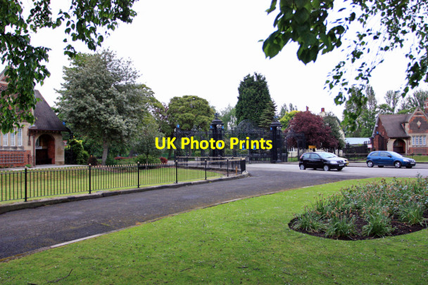 Photo 6"x4" Entrance to Pickering Park Hessle\/TA0326 c2009