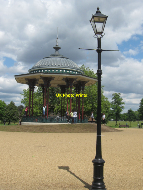 Photo 6"x4" A Victorian style lamppost on Clapham Common Clapham\/TQ2975 c2009