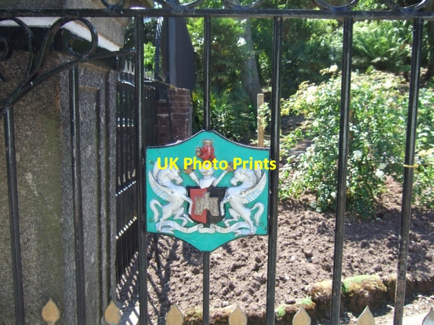 Photo 6"x4" The Exeter crest on gates to Northernhay Gardens Exeter c2009