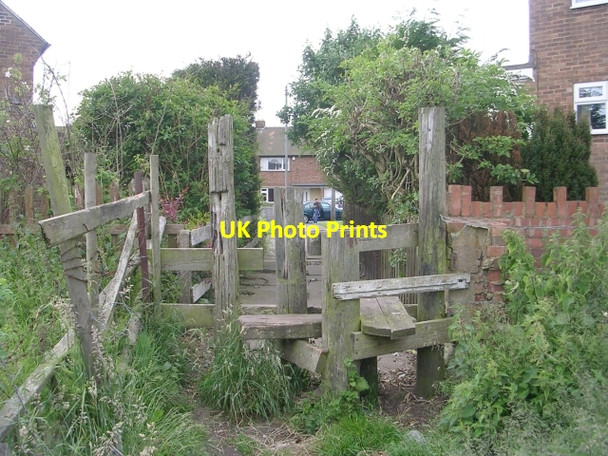 Photo 6"x4" Stile leading to Owlcotes Gardens Pudsey\/SE2233 c2009