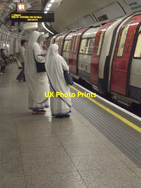 Photo 6"x4" Northbound Northern Line platform, Euston Underground Station NW1 London c2009