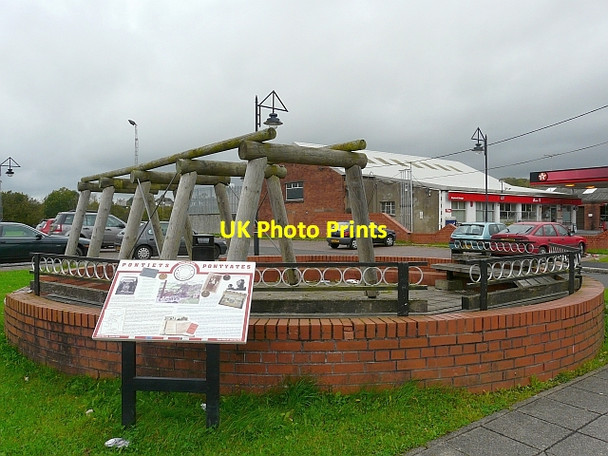 Photo 6"x4" Sitting area in Pontyates Pont-Henri c2008
