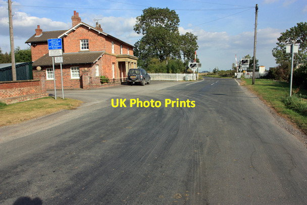 Photo 6"x4" Station Farm and the Level Crossing Scorborough c2009
