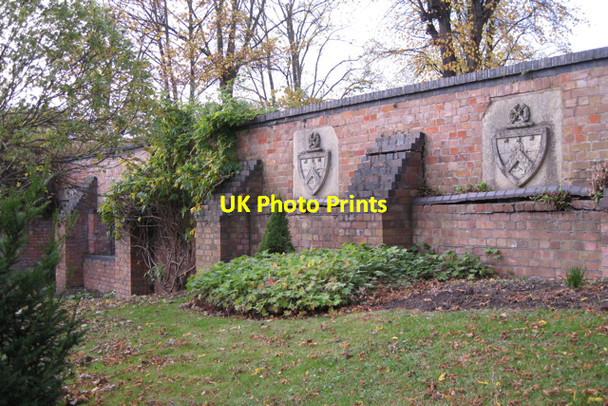 Photo 6"x4" Leamington coats of arms in a wall Royal Leamington Spa c2009