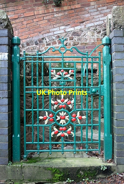 Photo 6"x4" Gate, Hollymount church, Malvern Great Malvern c2009
