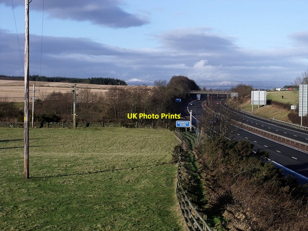 Photo 6"x4" The Bannock Burn and the M9 Borestone c2010