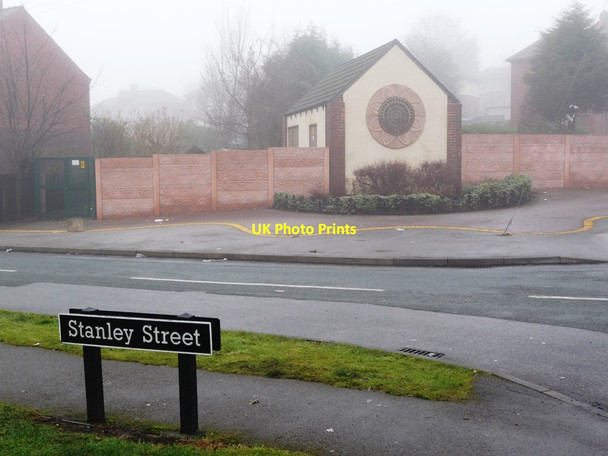 Photo 6"x4" Sunflower on Stanley Street Wakefield\/SE3320 c2010