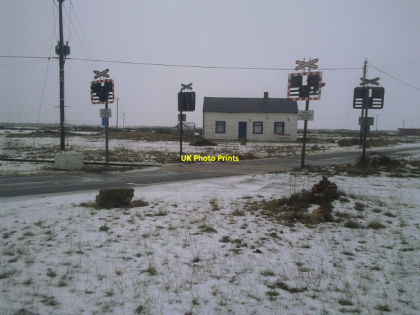Photo 6"x4" Wintry level crossing at Dungeness Dungeness c2010