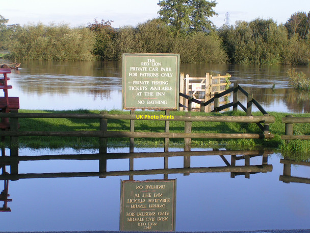 Photo 6"x4" Flooding at the Red Lion Bishop's Norton c2008 P2