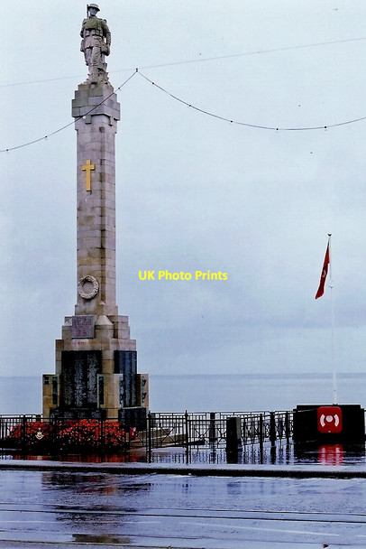 Photo 6"x4" Douglas - Harris Promenade - War Memorial Douglas\/SC3875 c2003