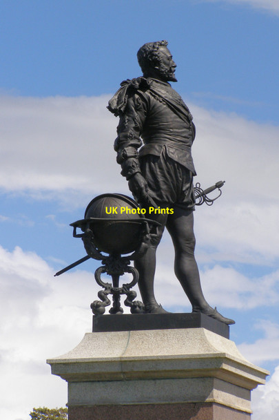 Photo 6"x4" Statue of Sir Francis Drake Mount Batten c2008