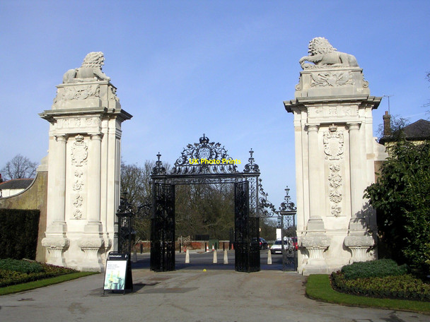 Photo 6"x4" Lion Gate Surbiton c2010