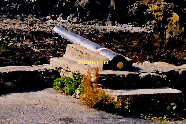 Photo 6"x4" Niarbyl - Cannon in front of thatched cottage Ballelby c2003