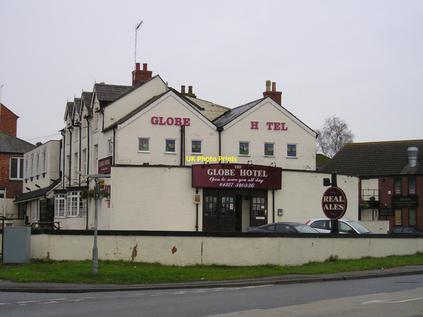Photo 6"x4" The Globe Hotel and Pub, Weedon Road Weedon c2010