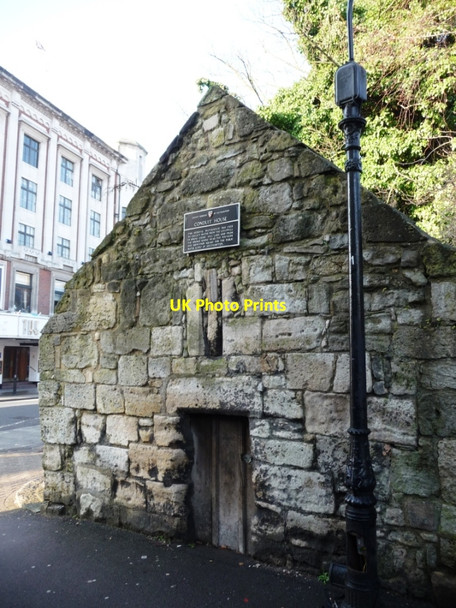 Photo 6"x4" Conduit House, at the corner of Water Lane and Commercial Street Southampton c2010