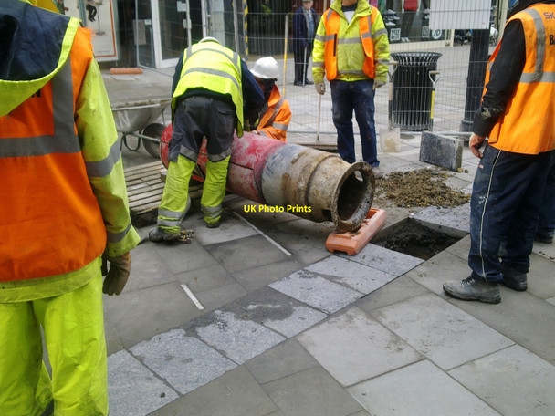 Photo 6"x4" Installing a postbox, Canal Walk, Swindon (1 of 4) Swindon\/SU1685 c2010