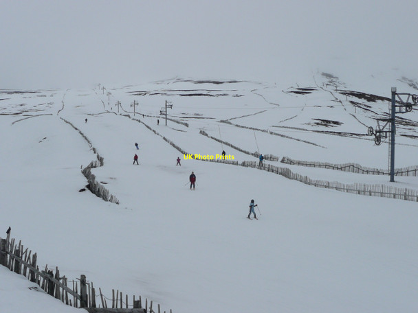 Photo 6"x4" Skiers on the southern slopes of Carn Aosda Cairnwel c2010
