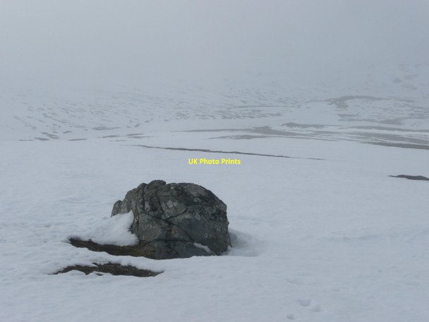 Photo 6"x4" Boulder in the snow Sr\u00f2n nam Fiadh c2010