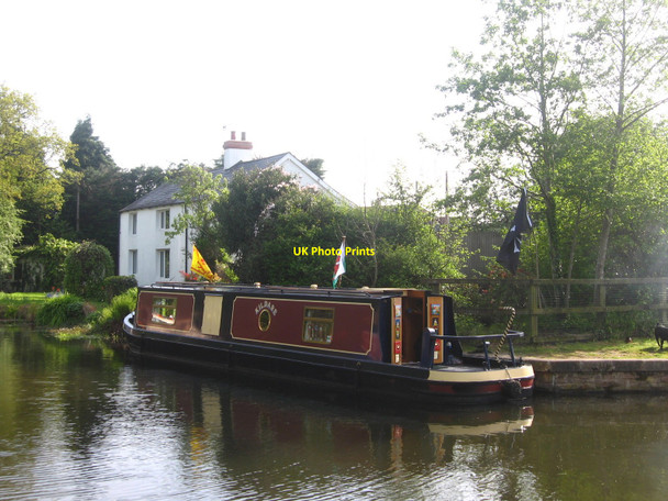 Photo 6"x4" Boat Outside a House Cwmbran\/Cwmbr\u00e2n c2009