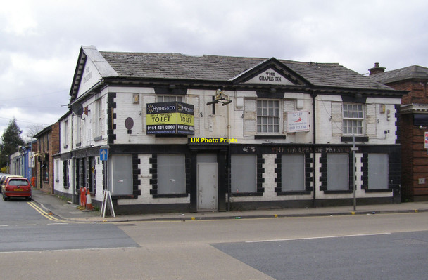 Photo 6"x4" The Grapes Inn Prestwich c2010