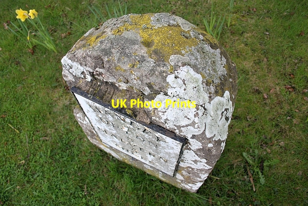 Photo 6"x4" Pivot Bench Mark on Milestone , Hanley Swan Hanley Swan c2010