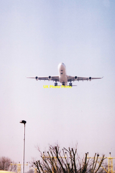 Photo 6"x4" Aircraft on approach to London Heathrow Airport Longford\/TQ0476 c2003
