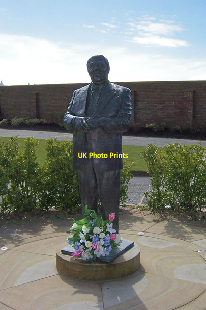 Photo 6"x4" Les Dawson's Statue, St Annes-on-Sea - 1 Lytham St Anne's c2010
