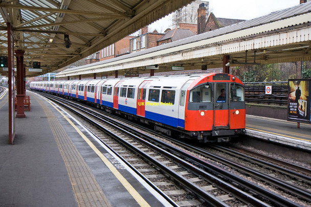 Photo 6"x4" Barons Court Station Kensington\/TQ2579 c2010