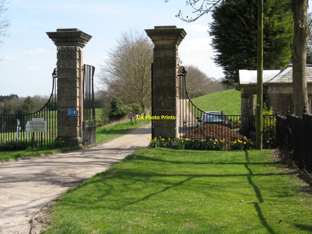 Photo 6"x4" Lodge and gates at driveway to Lavington Stud Graffham c2010