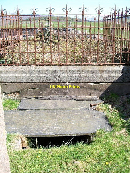 Photo 6"x4" A vault at Ynyscynhaearn Churchyard Criccieth c2010