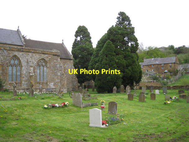 Photo 6"x4" Churchyard of St Peter ad Vincula Ratley c2010