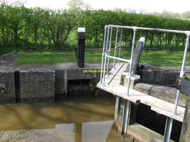 Photo 6"x4" Ground paddle and lock gates at Baldwin's Lock Loxwood c2010